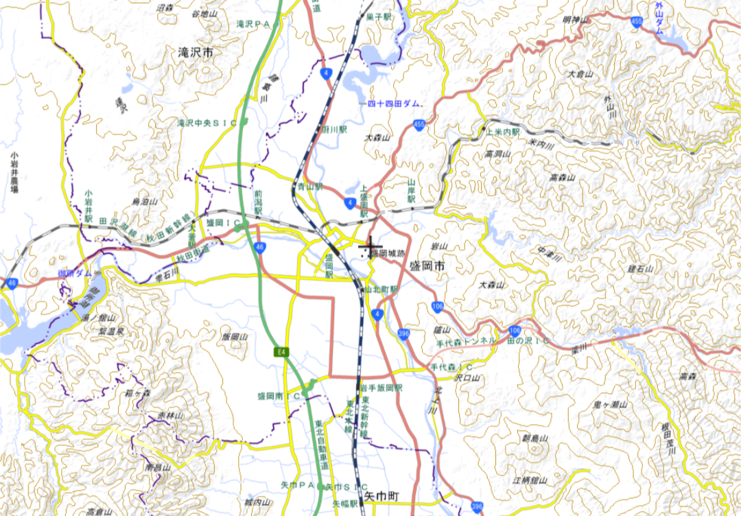 盛岡市中心部の地形図。北上川・中津川・雫石川の流路を表示(国土地理院地図を加工して作成)